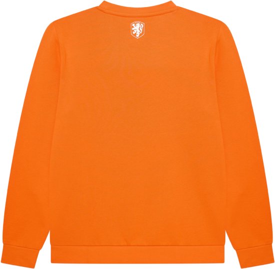 Oranje sweater met een wit leeuw-embleem op de linkerborst.