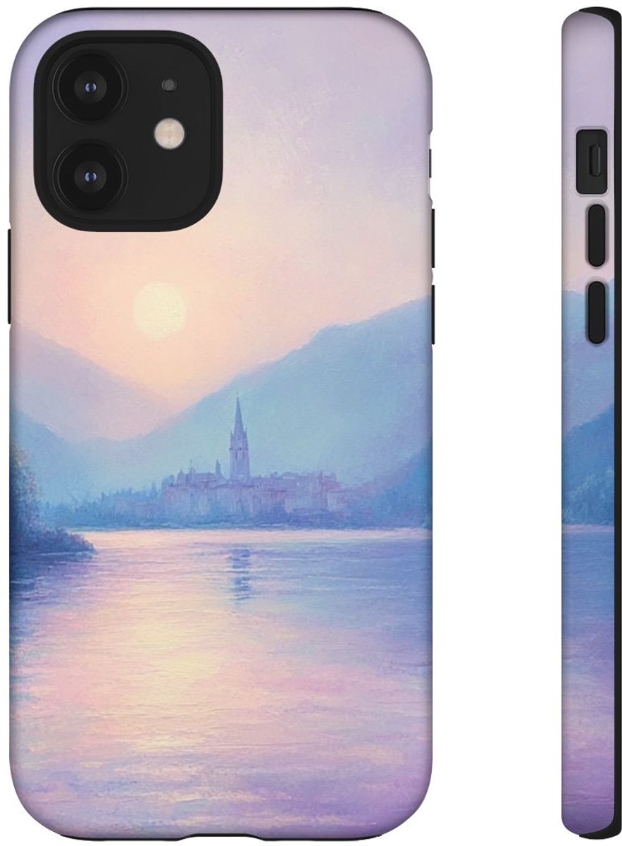 Zonsondergang Boven Mistig Meer en Dorp – Telefoonhoesje Geschikt voor iPhone 12