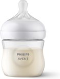 Philips Avent babyfles van 125 ml, gevuld met melk, met witte speen en transparante dop.