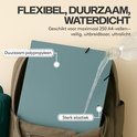 Blauwe map met elastiek, gemaakt van duurzaam polypropyleen, in een rugzak. Water stroomt over de map.