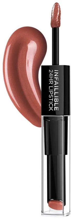 Een tweekoppige lipstick verpakking met aan de ene kant de 'Infaillible 24HR LIPSTICK' met een roestbruine lipstick en aan de andere kant de bijpassende roestbruine vloeibare lipstick met applicator.