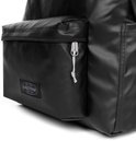 Zwarte, glanzende rugzakstof met Eastpak logo.