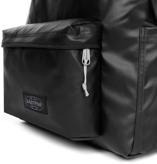 Zwarte, glanzende rugzakstof met Eastpak logo.