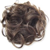 Een bruin, krullend haarstuk met losse lokken, geïsoleerd op een witte achtergrond.