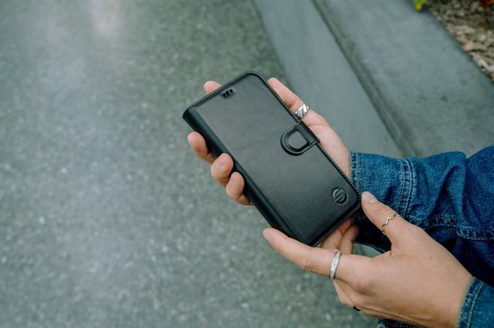 Étui en cuir iPhone 16 Pro - Solidenz Bookcase Étui en cuir iPhone 16 Pro - Cuir véritable - Étui téléphone avec porte-cartes - Étui en cuir pleine fleur - Noir