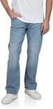 Voorkant van lichtblauwe Mustang bootcut jeans, gedragen met wit T-shirt en witte sneakers.