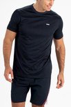 Man in donkerblauw sportshirt met fijne horizontale streepjes en een wit logo op de borst.