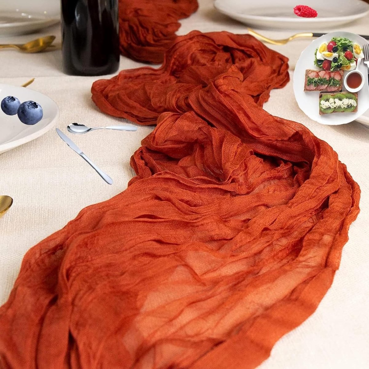 Kaasdoek tafelloper - geborduurd - rood - decoratief - tafelaccessoires