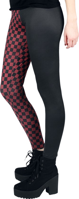 Zij-aanzicht van een legging met een rood-zwart dambordpatroon op één been.