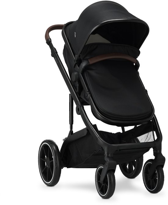 Zwarte Deryan kinderwagen met bruin lederen duwstang en grote kap.