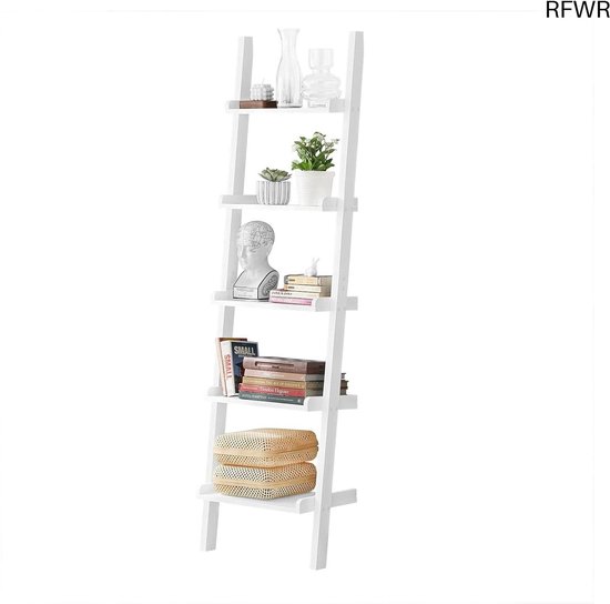 Wit ladderrek met decoraties zoals vazen, planten, boeken en manden.