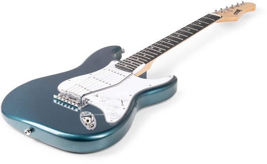 Elektrische gitaar in petrolkleur met witte slagplaat, liggend op een witte ondergrond.
