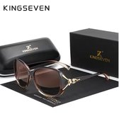 Bruine vlindervormige dameszonnebril van KINGSEVEN met gouden details op de pootjes. Inclusief bruin etui en zwarte verpakking.