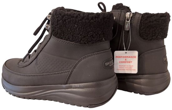 Paar zwarte Skechers veterboots, met ritssluiting aan de zijkant en labels met "Performance Comfort".