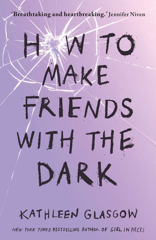 Boek 'How to Make Friends with the Dark' van Kathleen Glasgow, met gebroken glas effect op de paarse kaft.