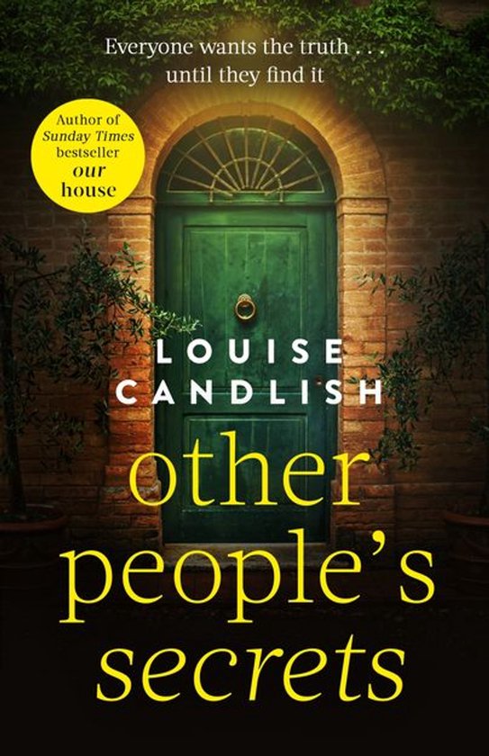 Boekcover 'Other People's Secrets' van Louise Candlish. Een deur met een groen geschilderde deur. "Everyone wants the truth... until they find it."
