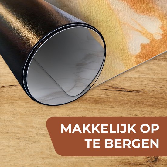 Rouleau de chemin de table en vinyle avec imprimé marbre gris, blanc et doré, avec le texte 'Facile à ranger'.
