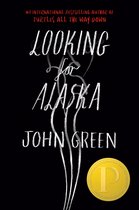 Boekomslag van "Looking for Alaska" van John Green, met de titel in witte letters op een zwarte achtergrond. Een gestileerde figuur in het wit.
