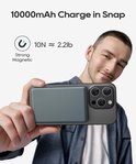 Man houdt telefoon met magnetische powerbank vast. 10N-treksterkte = 2,2 lb.