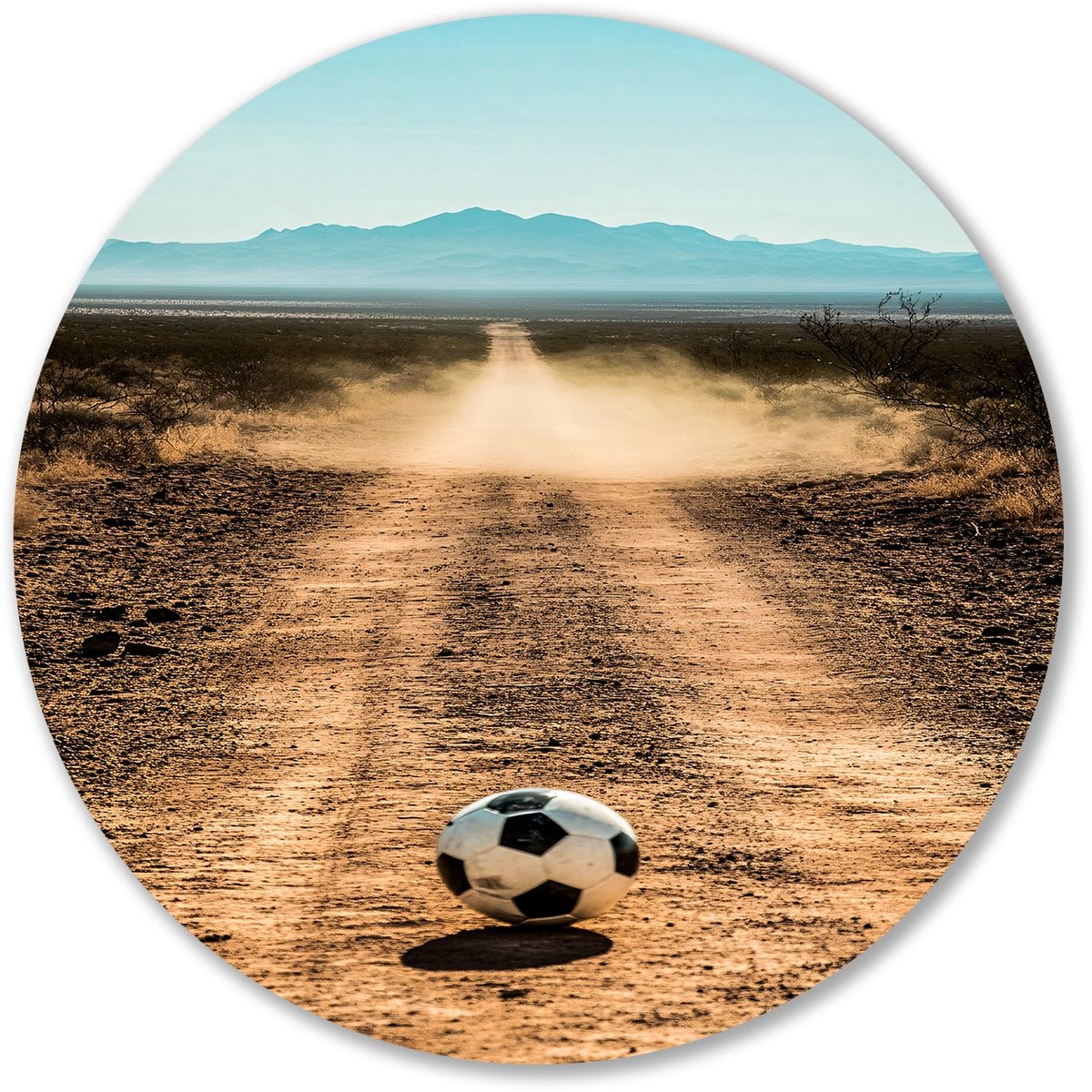 Eenzaam zandpad met voetbal - Voetbal wandcirkel - Wandpaneel bal - Realistische kunst - Muurcirkels van Forex - Bohemian wandkunst - muurcirkel forex 90x90 cm