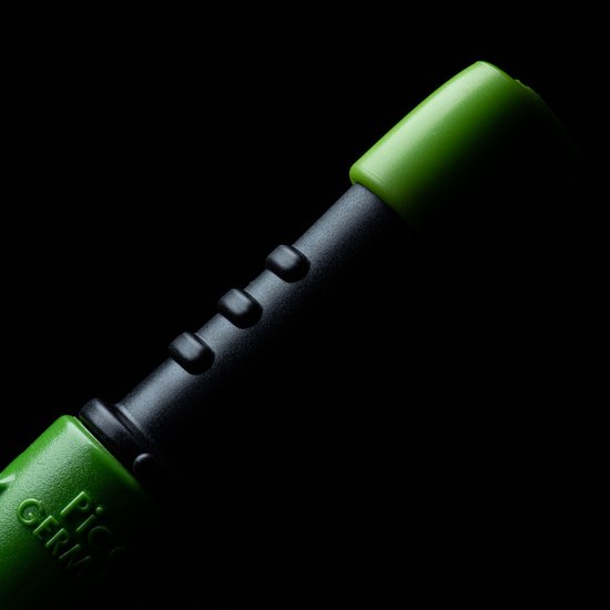 Close-up van het groene dopje en de zwarte schacht met ribbels van een Pica-Dry markeerstift.
