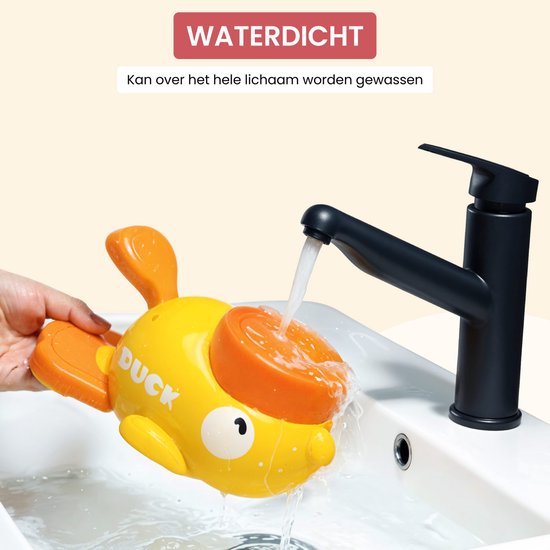 Gele eend speelgoed met oranje dop, wordt schoongemaakt onder een kraan. Tekst 'DUCK' zichtbaar.