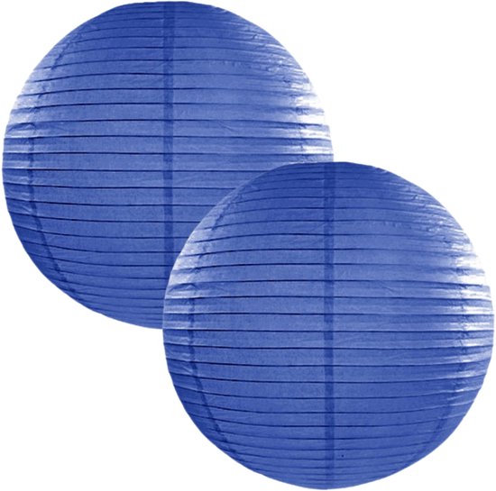 Twee donkerblauwe papieren lampionnen met horizontale vouwen.