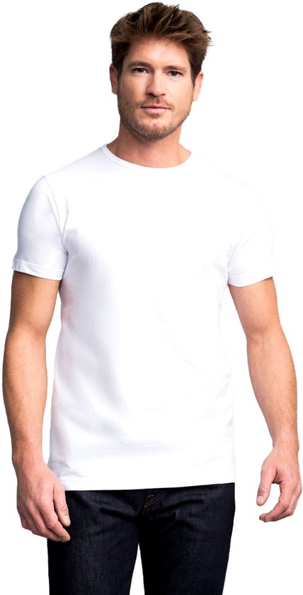 Man met wit katoenen T-shirt en spijkerbroek.