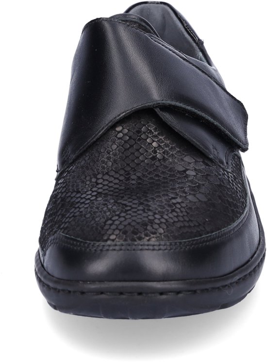 Vooraanzicht van zwarte schoen met klittenband en snake-print voorvoet.