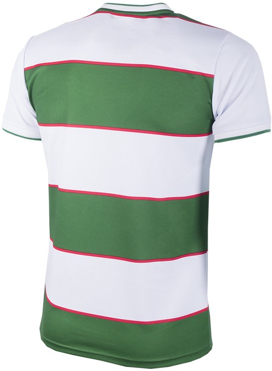Achterkant van een wit voetbalshirt met horizontale groene en rode strepen.