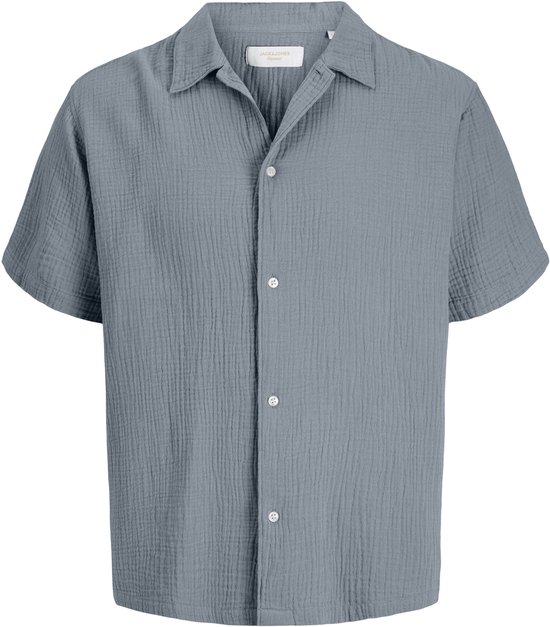 Lichtblauwe, oversized blouse met korte mouwen, open kraag en knoopsluiting.