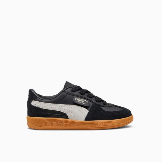 Zwarte Puma Palermo sneaker, zij-aanzicht, met witte Puma-streep en gummi zool.