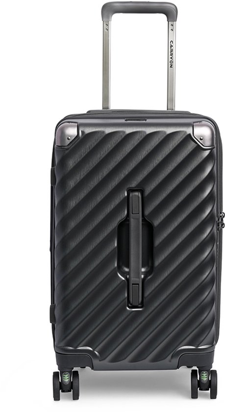 Zwarte koffer met schuine ribbels, zilverkleurige hoeken, handvatten en uitschuifbare stang.