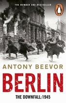Boek 'Berlin The Downfall: 1945' van Antony Beevor met op de voorkant soldaten die door verwoeste straten rennen.