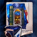 Boekenkast miniatuur naast boeken, met een collage van interieurdetails en een hand die een sterrenbox activeert.