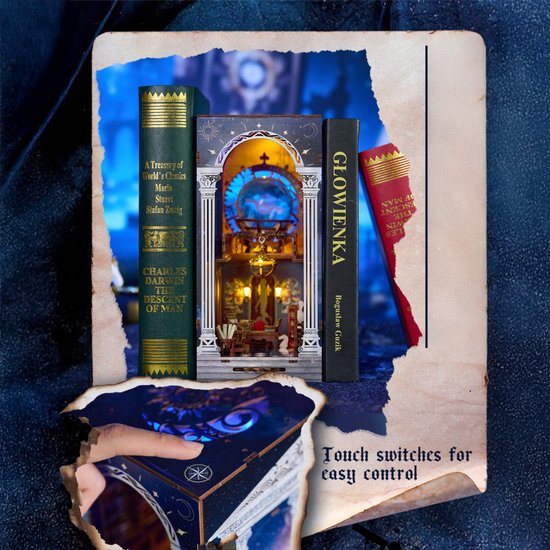 Boekenkast miniatuur naast boeken, met een collage van interieurdetails en een hand die een sterrenbox activeert.