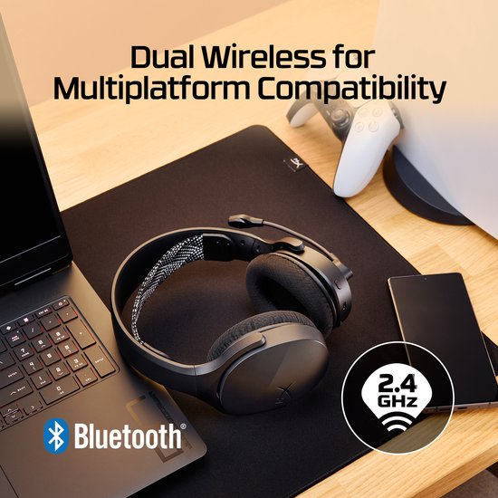 Zwarte headset met Bluetooth en 2.4GHz iconen, naast laptop en telefoon.