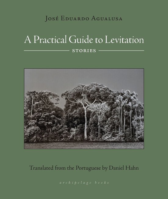 Boekomslag van "A Practical Guide to Levitation" met een zwart-witfoto van een dichtbegroeide boomgroep aan de waterkant.