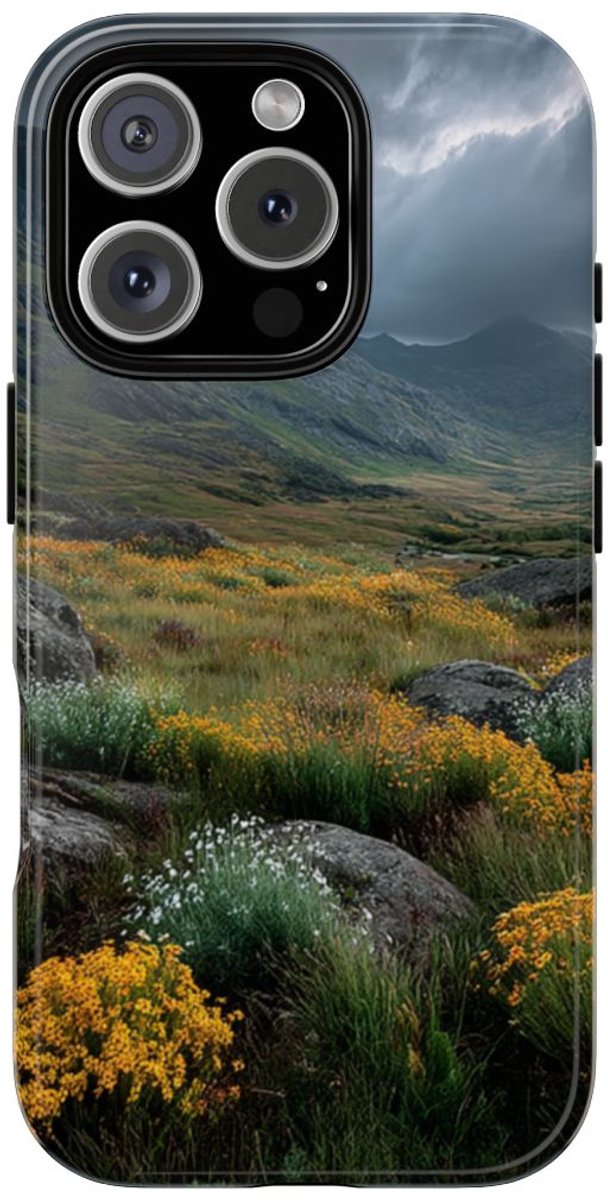 Berglandschap met Wilde Bloemen – Telefoonhoesje Geschikt voor iPhone 16 Pro