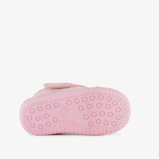 Roze pantoffel, de onderkant met cirkelvormige antislip nopjes.
