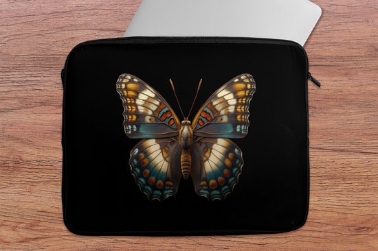Laptop sleeve met kleurrijke vlinder print op een zwarte achtergrond, naast een zilverkleurige laptop op een houten ondergrond.