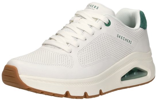 Witte Skechers sneaker met groene hiel en bruine zool, met luchtkussen.