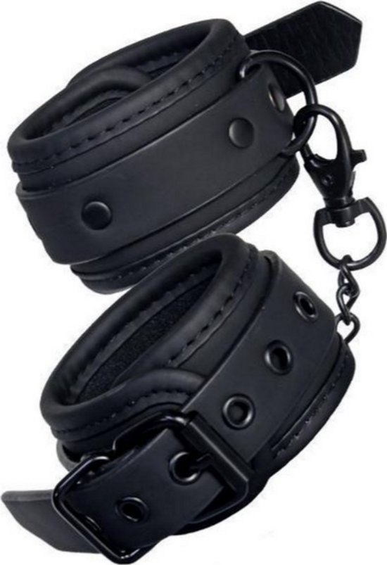 Zwarte handboeien met gespen en ketting. Gemaakt van leer.