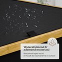 Detail van het waterafstotende en ademende materiaal van de zwarte wasmand met bamboe accenten.