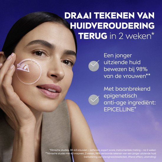 Vrouw die serum op haar gezicht aanbrengt, met tekst over jonger uitziende huid.
