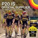 Team Visma | Lease a Bike wielrenners in gele tenues en helmen, rijdend op gele racefietsen. P20 is officiële leverancier.