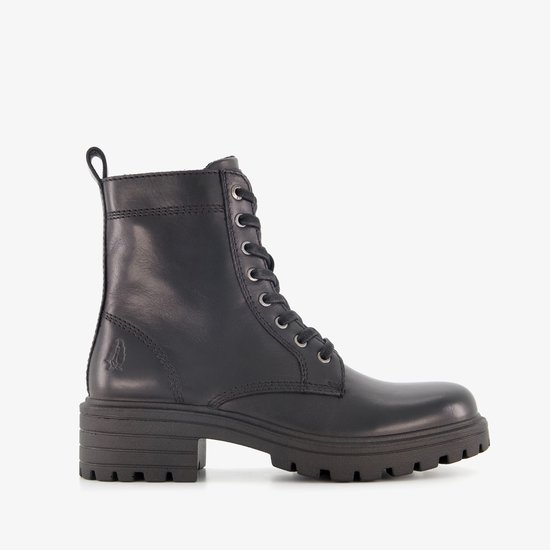 Zwarte leren veterboot met veters en rits, dikke profielzool en Hush Puppies logo, zij-aanzicht.