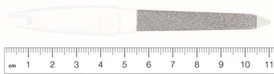 Een witte nagelvijl van 10 cm met zilverkleurig vijloppervlak, naast een liniaal met centimeters.