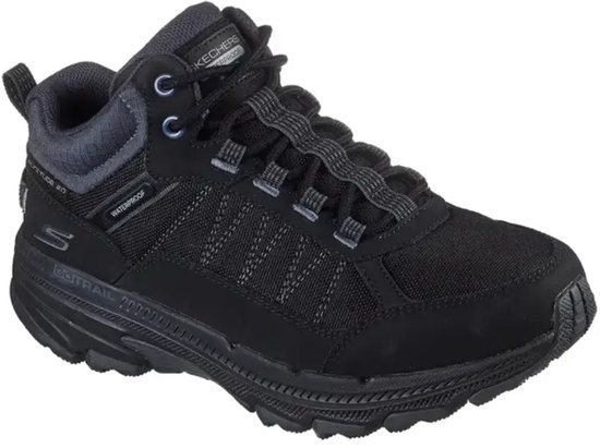 Zwarte mid-cut wandelschoen met grijze mesh en details. Tekst 'WATERPROOF' en 'GO TRAIL'.