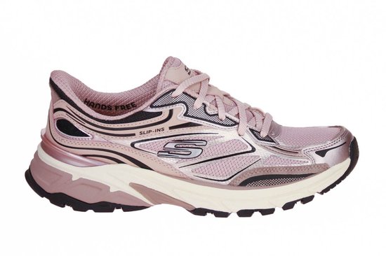 Lichtroze Skechers instapper met zilveren en zwarte accenten. Met 'Slip-Ins' logo op de zijkant.